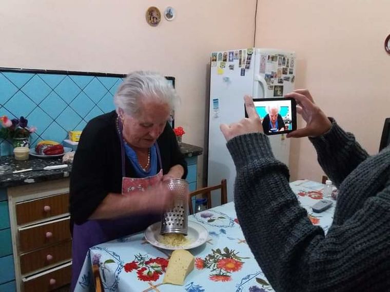 La Nonna Violetta, la influencer de 88 años, subió una receta de Pan Dulce y nuevamente es viral