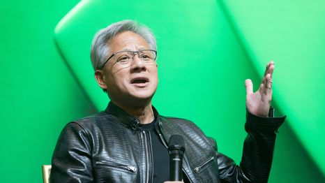 Jensen Huang, CEO de NVIDIA, advirtió que China tiene ventajas estructurales que la posicionan al frente en el desarrollo global de la IA.