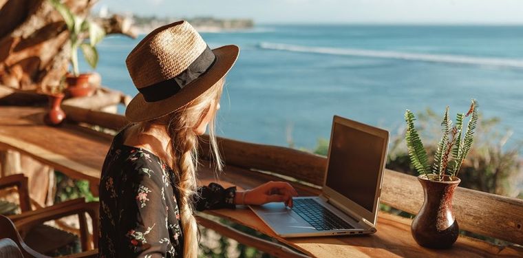 ¿Vas a tu segunda residencia este verano? Te contamos cómo conectarte a Internet pagando lo mínimo con tethering, fibra adicional o router 4G/5G con SIM prepago.