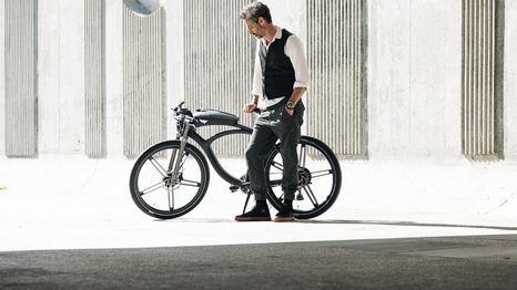 La bicicleta es tecnológica y posee una pantalla de control. Esta en oferta en Costco por tiempo limitado.