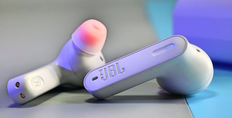 Amazon tumba el precio de estos auriculares premium de JBL con 40 horas de batería