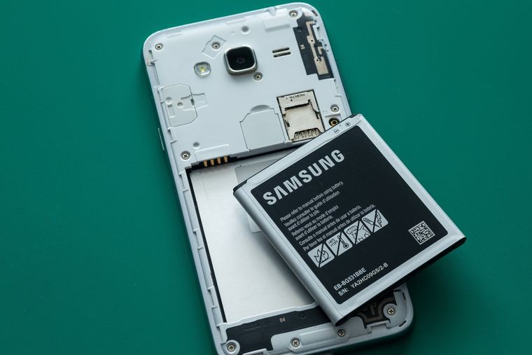 Los smartphones con baterías extraíbles podrían convertirse en la norma dentro de la Unión Europea, aunque el iPhone tendría excepciones. Los smartphones con baterías extraíbles podrían convertirse en la norma dentro de la Unión Europea, aunque el iPhone tendría excepciones.