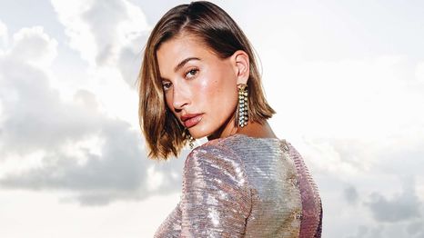 Consigue el disfraz de Halloween de Hailey Bieber en Amazon por menos de 28 euros