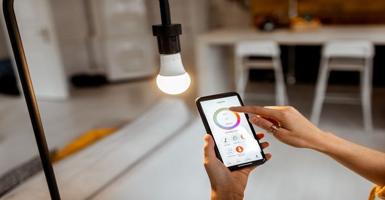 Uno de los primeros culpables suelen ser los dispositivos de domótica. Bombillas inteligentes, sensores, enchufes programables y otros aparatos similares permanecen conectados a la red todo el tiempo.