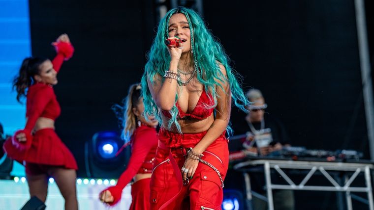 Karol G protagonizó una de las caídas más impactantes.