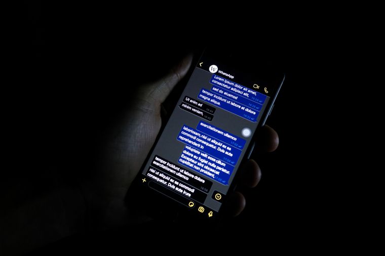 Activa el modo ultra oscuro en tu iPhone.