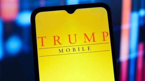 El teléfono de Trump Mobile, impulsado por Donald Trump, renueva su imagen pero mantiene las dudas.