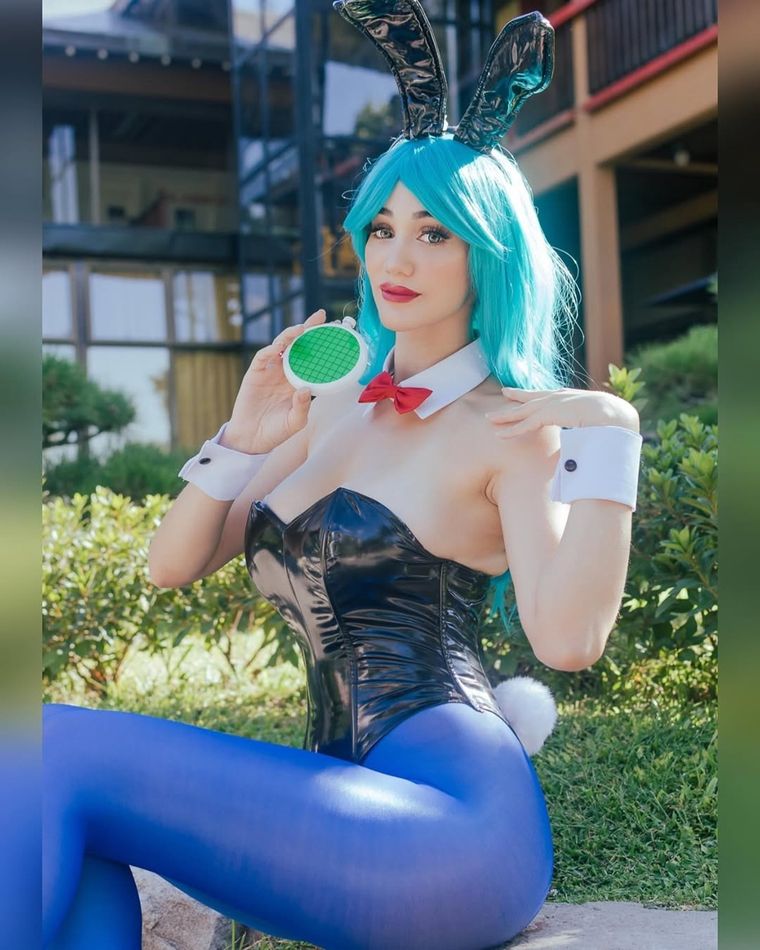 Su versión de Bunny Bulma respeta los elementos clave del personaje clásico: el body negro, las orejas de conejo, el moño rojo y los tacones, sin perder el estilo propio que la caracteriza.