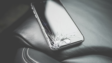 La pantalla del celular está expuesta a golpes y caídas.