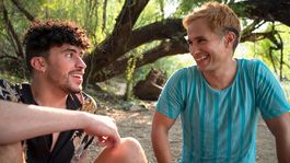 Este es el apasionado beso entre Bad Bunny y Gael García Bernal del que todos están hablando