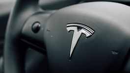 Tras numerosas críticas, Tesla recupera las palancas intermitentes en el Model 3.