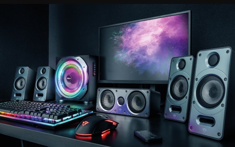 Los altavoces ofrecen un sonido envolvente real, algo que los auriculares generalmente simulan de manera virtual. Los altavoces ofrecen un sonido envolvente real, algo que los auriculares generalmente simulan de manera virtual.