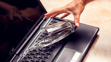 Esto deberás hacer si se moja tu computadora portátil