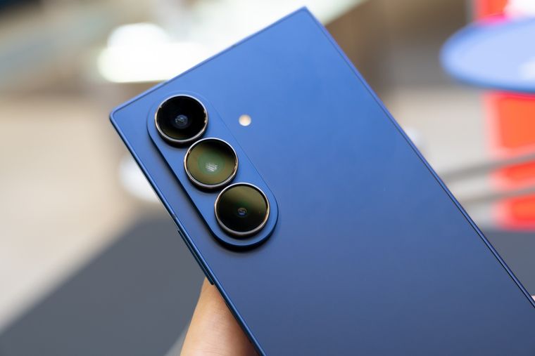 Samsung planea reintroducir el S Pen en la serie Galaxy Z Fold con una nueva tecnología sin digitizador. Samsung planea reintroducir el S Pen en la serie Galaxy Z Fold con una nueva tecnología sin digitizador.