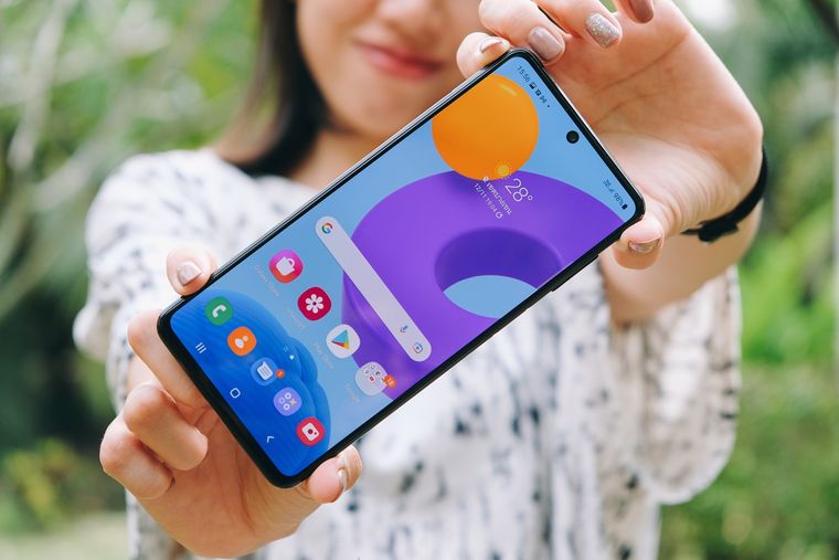 Los teléfonos de gama media de Samsung o Motorola se posicionan como los favoritos del público joven y exigente. Los teléfonos de gama media de Samsung o Motorola se posicionan como los favoritos del público joven y exigente.
