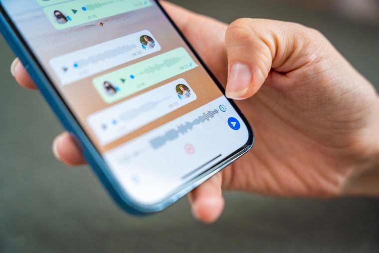 El teclado del iPhone muestra el micrófono de dictado para usar en aplicaciones como WhatsApp. El teclado del iPhone muestra el micrófono de dictado para usar en aplicaciones como WhatsApp.