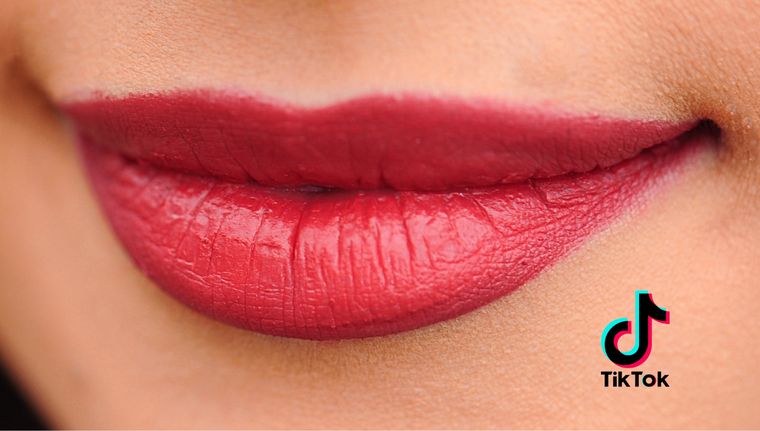 Este labial hidratante de labios de Tik Tok deja los labios perfectos.