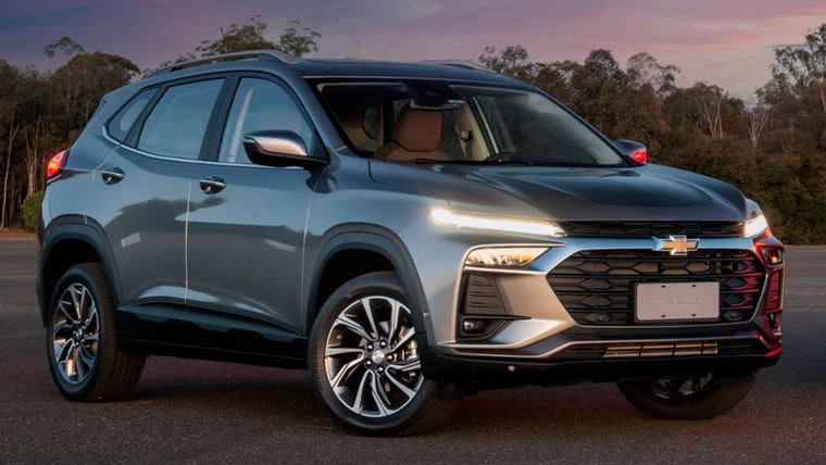 El nuevo Chevrolet Tracker presenta cambios exteriores que mejoran su aerodinámica y presencia visual. El nuevo Chevrolet Tracker presenta cambios exteriores que mejoran su aerodinámica y presencia visual.