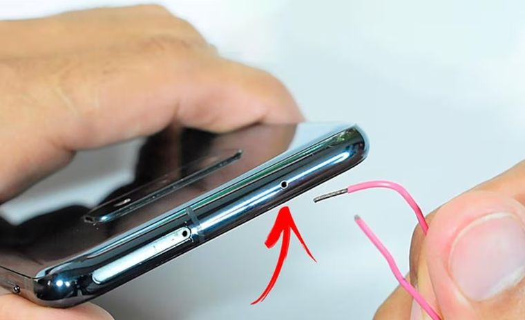 Usar objetos punzantes o metálicos puede empujar los residuos más adentro o dañar los componentes internos. Usar objetos punzantes o metálicos puede empujar los residuos más adentro o dañar los componentes internos.