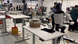 El robot humanoide de Tesla demostrando actividades domésticas