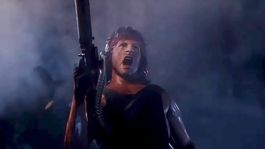 rambo esta armado hasta los dientes en gameplay de mortal kombat 11