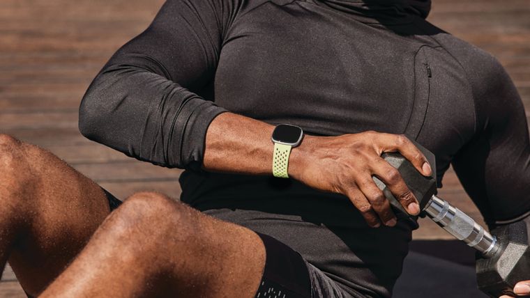 El Black Friday nos permite comprar el Fitbit Versa 4 a un precio excelente.