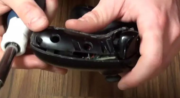 Haciendo palanca cuidadosamente en los laterales (donde hay pestañas de sujeción), separará las tapas laterales Haciendo palanca cuidadosamente en los laterales (donde hay pestañas de sujeción), separará las tapas laterales