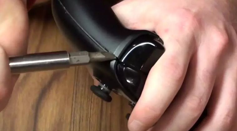 Con el destornillador Torx TR9, desenroscá el tornillo oculto Con el destornillador Torx TR9, desenroscá el tornillo oculto