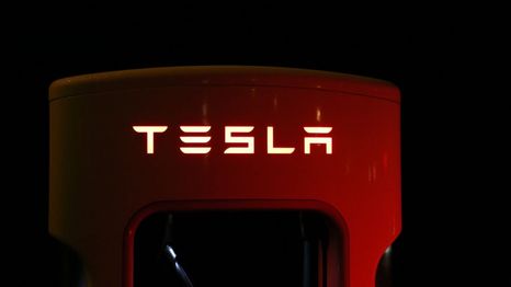 Tesla en problemas con la NHTSA por fallos en el piloto automático