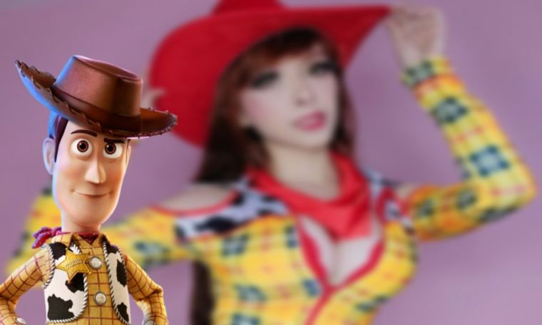 Cosplay juega a ser una atrevida vaquerita como Woody de Toy Story