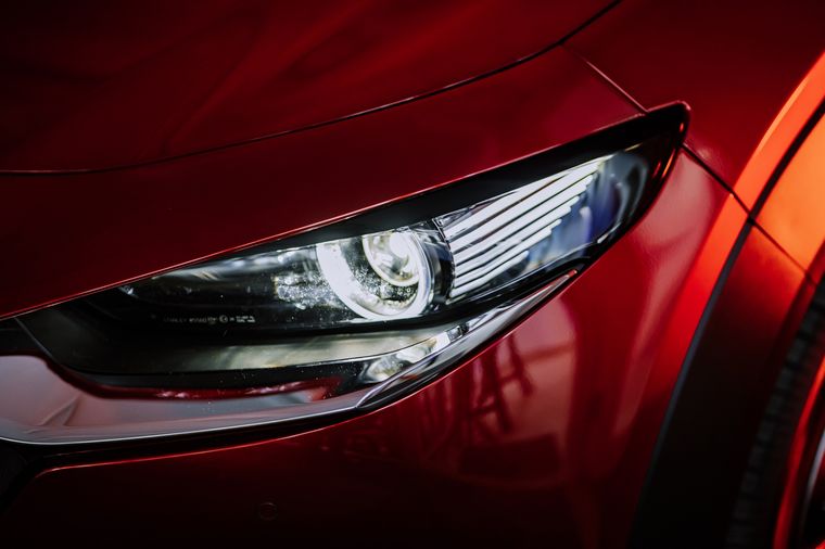 Primer adelanto de la Mazda CX-5 2026, que mantiene la línea estética y suma mejoras en habitabilidad y conducción (Foto: Shutterstock)
