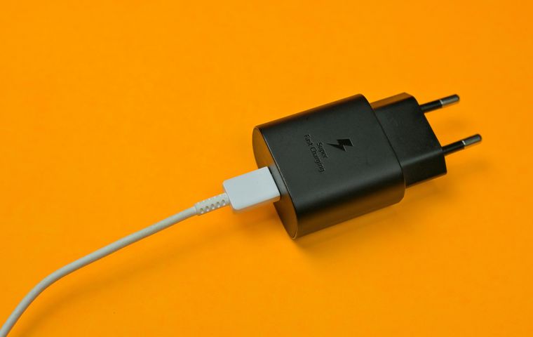 El nuevo cargador superrápido de Samsung promete acompañar al Galaxy S26 Ultra con 60 W de potencia.