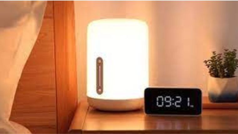 Xiaomi ofrece esta lampara despertador para que comiences tu día de la mejor manera.