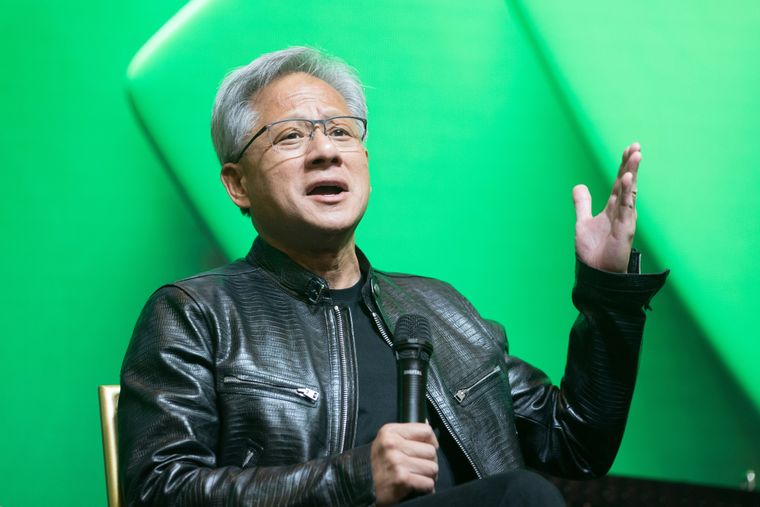 Jensen Huang, CEO de NVIDIA, advirtió que China tiene ventajas estructurales que la posicionan al frente en el desarrollo global de la IA.