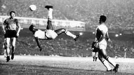 ¿Lo viste? La recreación viral del gol de Pelé en el 63 en el FIFA, con motivo de su cumpleaños 80