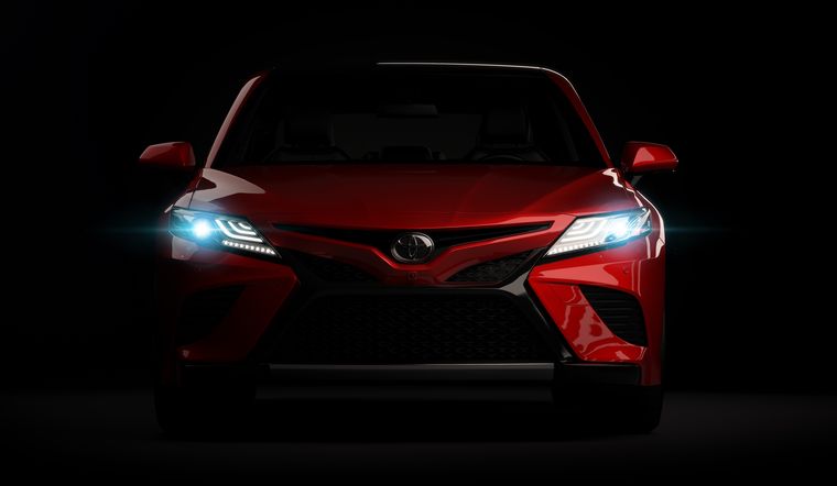 El Toyota Camry 2026 Nightshade incorpora detalles en negro metálico y suspensión deportiva