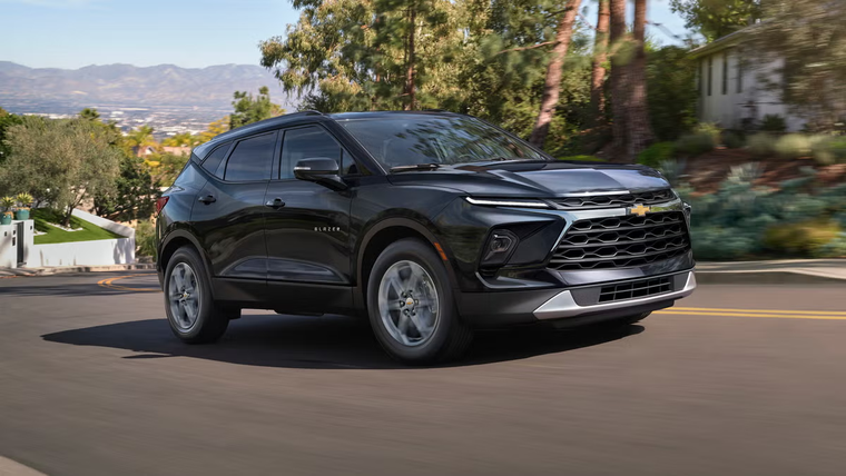 Con un diseño llamativo pero un interior poco funcional, el Chevrolet Blazer 2025 no logra destacarse dentro del competitivo segmento de los SUV medianos. Con un diseño llamativo pero un interior poco funcional, el Chevrolet Blazer 2025 no logra destacarse dentro del competitivo segmento de los SUV medianos.