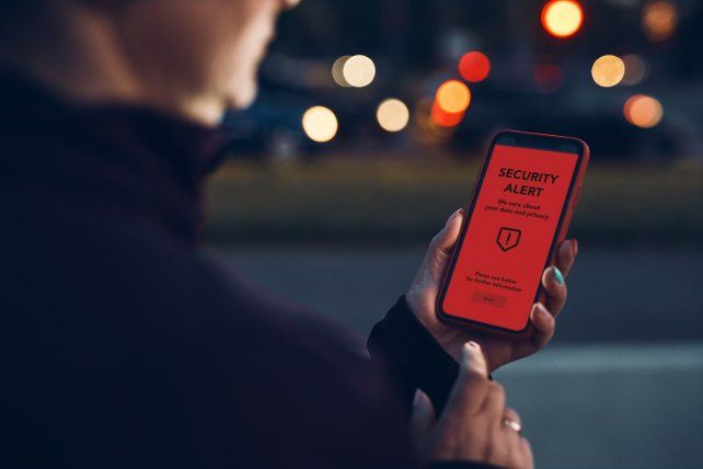 La descarga de una aplicación puede ser el inicio de un problema de ciberseguridad. Es fundamental estar atento a las señales que indican la presencia de un virus en tu celular.