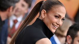 JLo celebró Acción de Gracias con una lujosa vajilla y su línea de bebida