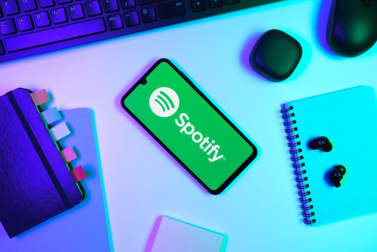 OpenAI integra Spotify en ChatGPT, marcando un nuevo avance en la interacción entre humanos y aplicaciones.