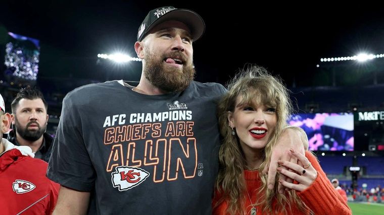 Taylor Swift y Travis Kelce en un partido de los Chiefs