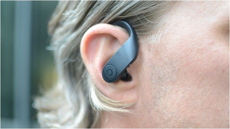 Los auriculares en oferta en Walmart son ideales para hacer deporte al aire libre.