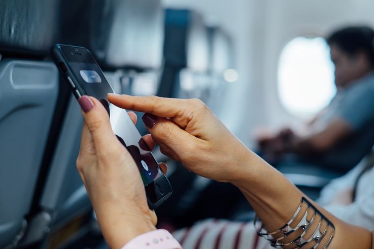 Reportes de iPhone con baterías hinchadas generan preocupación durante vuelos comerciales.