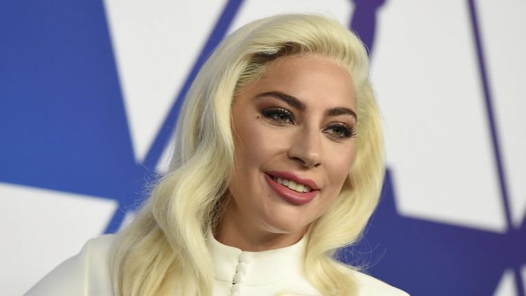 Lady Gaga y el auto rojo que destaca en su colección personal