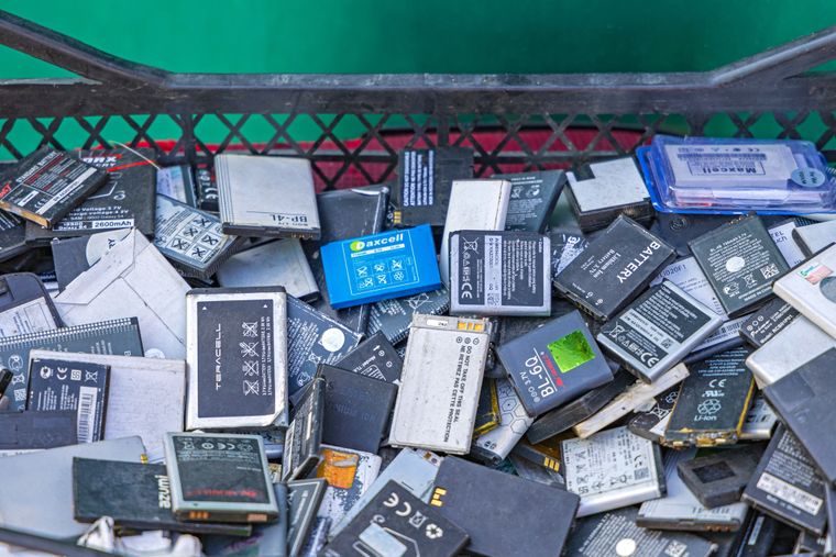 La nueva legislación europea podría cambiar el diseño de los teléfonos inteligentes a partir de 2027.