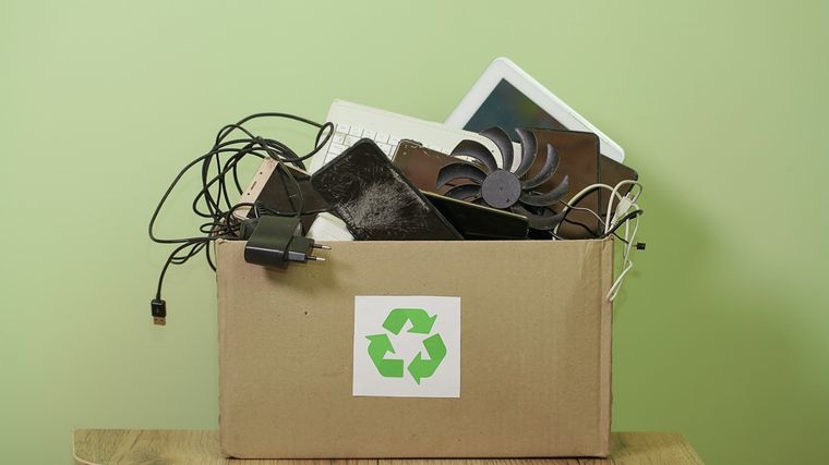 El avance de la IA impulsa el recambio constante de equipos y el aumento de residuos electrónicos. El avance de la IA impulsa el recambio constante de equipos y el aumento de residuos electrónicos.