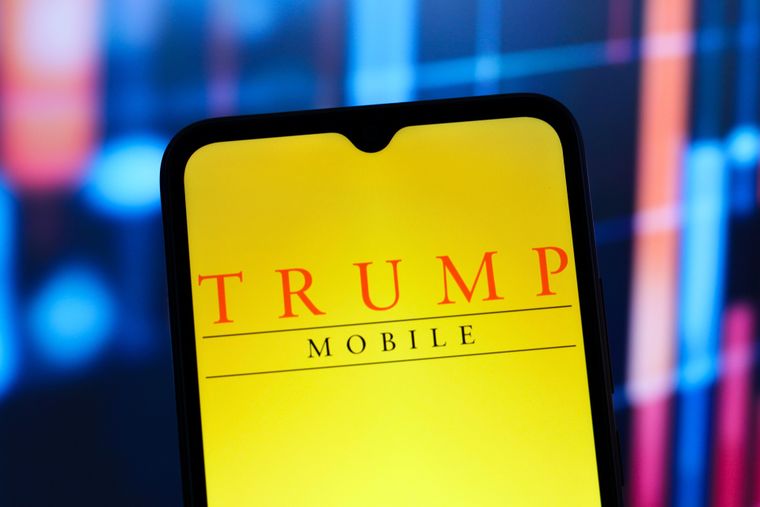 El teléfono de Trump Mobile, impulsado por Donald Trump, renueva su imagen pero mantiene las dudas.