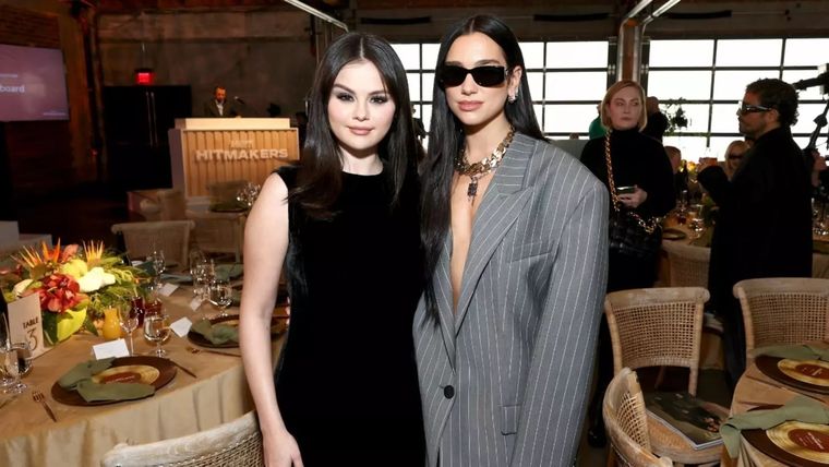 Selena Gómez (izquierda) junto a Dua Lipa (derecha)