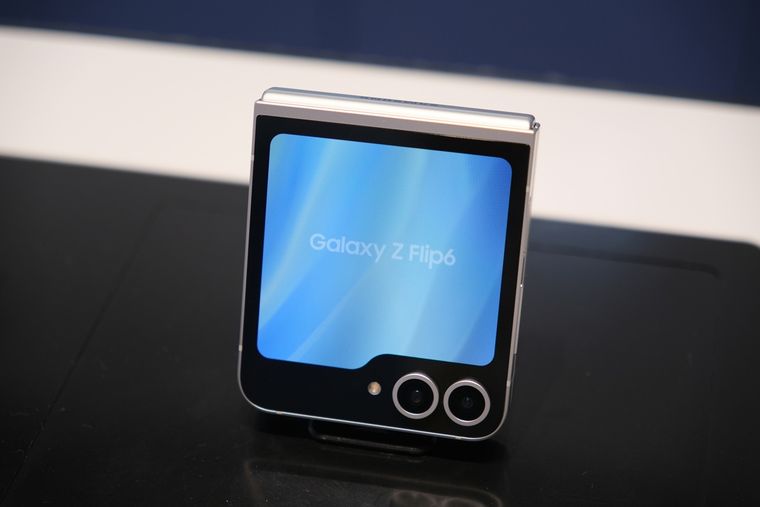Samsung Galaxy Z Flip6: rival directo con IA y pantalla mejorada. Samsung Galaxy Z Flip6: rival directo con IA y pantalla mejorada.