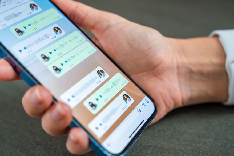 WhatsApp prueba nuevas funciones para aumentar la interacción: ahora se podrán compartir preguntas en canales y estados, con respuestas privadas y anónimas (Foto: Shutterstock)